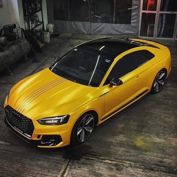 Metallic gelb folierter Audi TT steht in einer Werkstatt